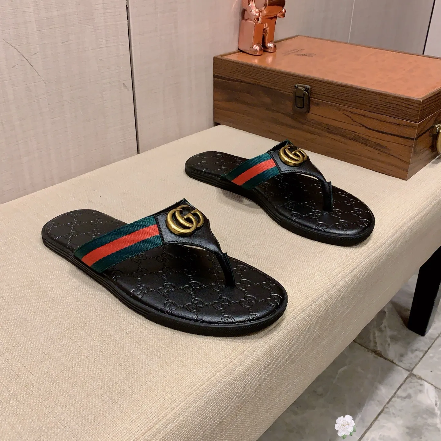 Slippers: New model: Factory price: 260💰💰🎩🎩🔥🔥《 Gucci* 》Series of slippers top purchasing agent🔍🔍Sold at the same time for men, original Italian imported webbing made of selected cowhide, exquisite workmanship,), sole: (super comfortable) original factory special sole, ⚠️exclusive double-layer movable molded sole super comfortable⚠️, real shot🎬the real thing is more beautiful🔍🔍266 regular code 38-44, can be ordered 45.